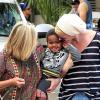 Moments de complicité entre Charlize Theron, son fils Jackson et sa maman Gerda à Beverly Hills, le 16 février 2013