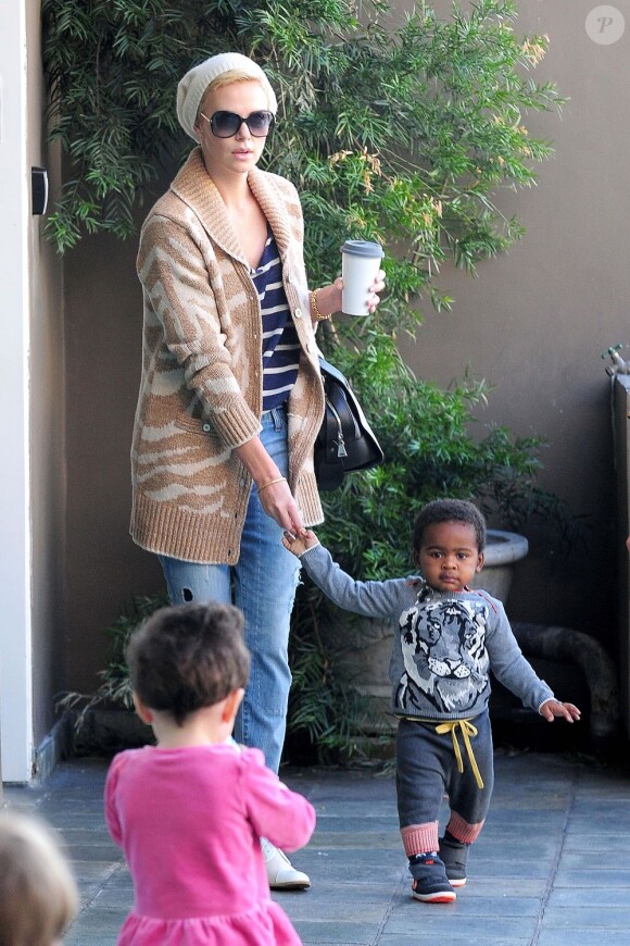 Charlize Theron complice avec son fils Jackson lorsqu'elle fait du shopping à Beverly Hills, le 16 février 2013