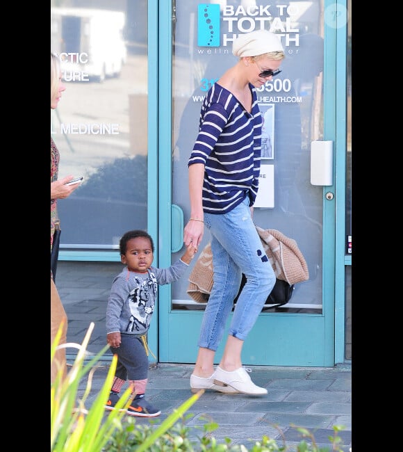 Charlize Theron : son petit Jackson est à croquer, à Beverly Hills le 16 février 2013