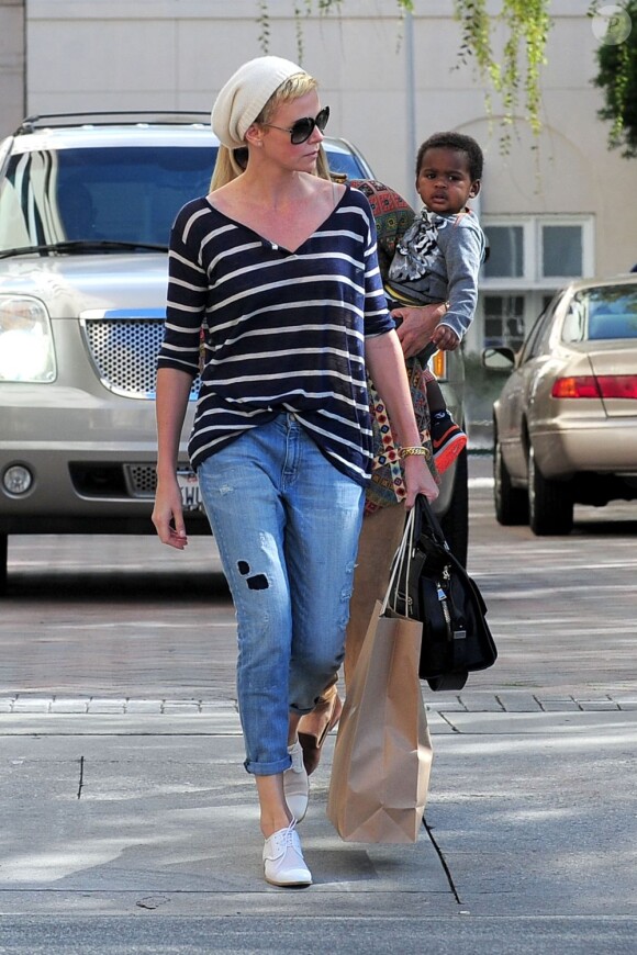 Charlize Theron emmène son fils Jackson faire du shopping à Beverly Hills. Ensemble, ils se sont arrrêtés chez Children's Place et à la boutique Nike. Gerda, la maman de Charlize, était également de la partie le 16 février 2013