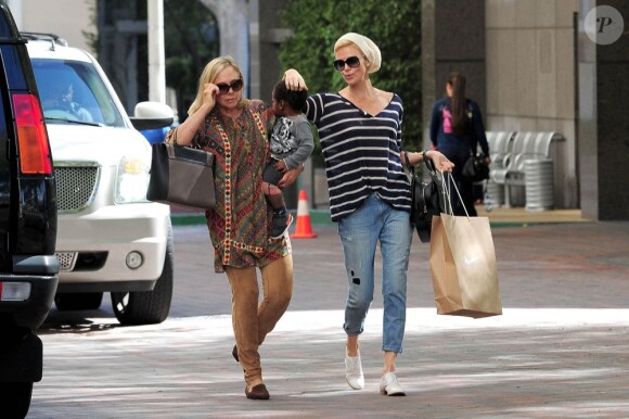 Moments de complicité entre Charlize Theron, son fils Jackson et sa maman Gerda à Beverly Hills, le 16 février 2013