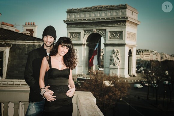 Le joueur du PSG Javier Pastore et sa compagne Chiara Picone heureux à Paris le 12 décembre 2012.