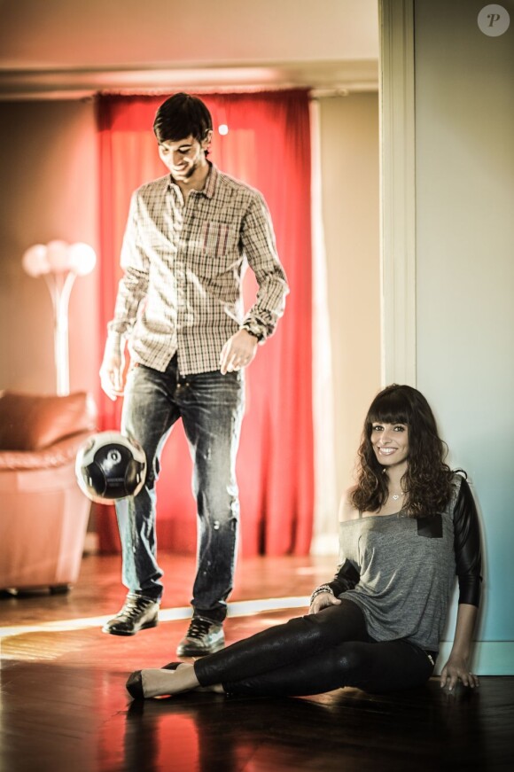 Javier Pastore jongle devant sa compagne Chiara Picone dans un appartement à Paris le 12 décembre 2012.