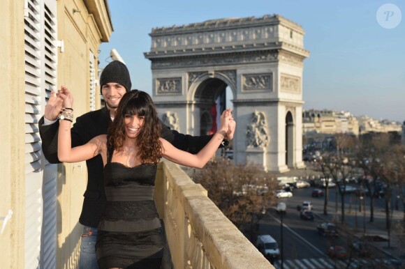 Le joueur de football Javier Pastore et sa compagne Chiara Picone devant l'Arc de Triomphe à Paris le 12 décembre 2012.
