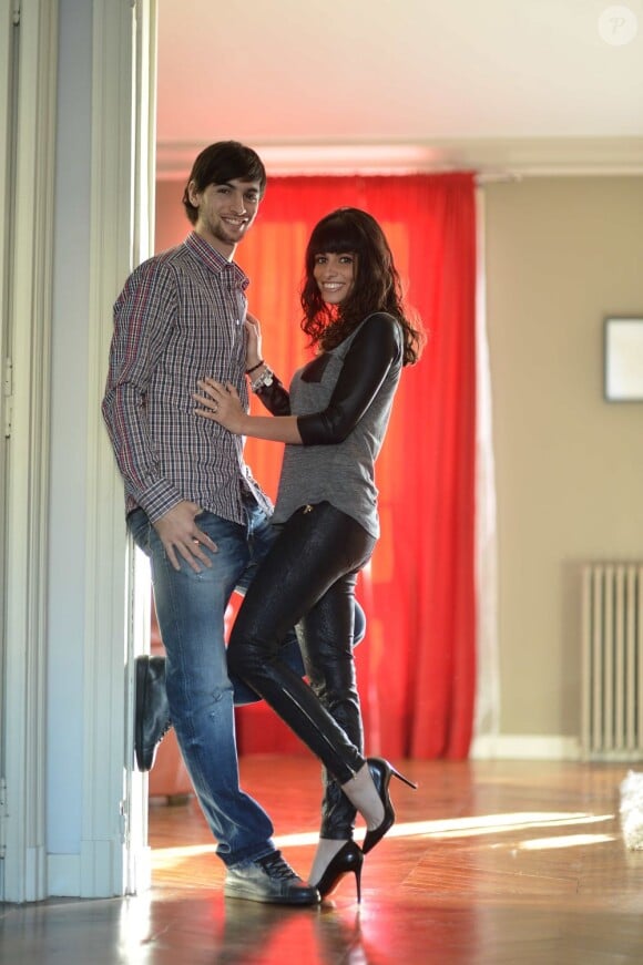 Le joueur du PSG Javier Pastore pose avec sa girifriend Chiara Picone à Paris le 12 décembre 2012.