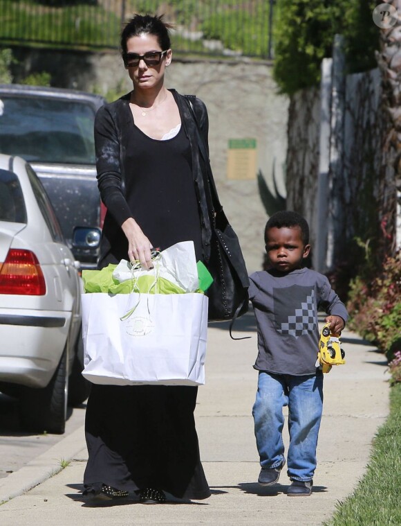 Sandra Bullock emmène son fils Louis à une fête d'anniversaire à Beverly Hills, chez Charlize Theron. Elle a croisé Chelsea Handler sur le chemin, le 17 février 2013.