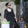 Sandra Bullock emmène son jeune fils Louis à une fête d'anniversaire à Beverly Hills, chez Charlize Theron. Elle a croisé Chelsea Handler sur le chemin, le 17 février 2013.