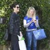 Sandra Bullock emmène son fils Louis à une fête d'anniversaire à Beverly Hills, chez Charlize Theron. Elle a croisé l'actrice Chelsea Handler sur le chemin, le 17 février 2013.
