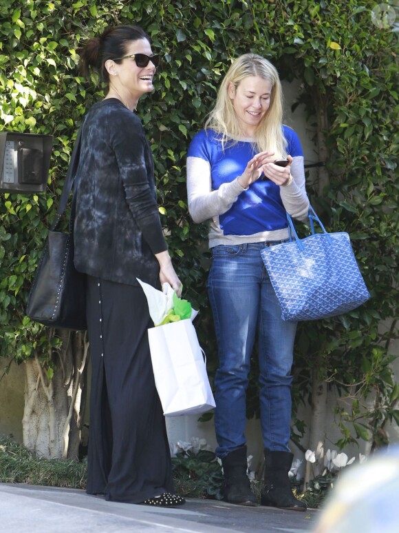 Sandra Bullock emmène son fils Louis à une fête d'anniversaire à Beverly Hills, chez Charlize Theron. Elle a croisé l'actrice Chelsea Handler sur le chemin, le 17 février 2013.