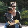 L'actrice Sandra Bullock emmène son fils Louis à une fête d'anniversaire à Beverly Hills, chez Charlize Theron. Elle a croisé Chelsea Handler sur le chemin, le 17 février 2013.