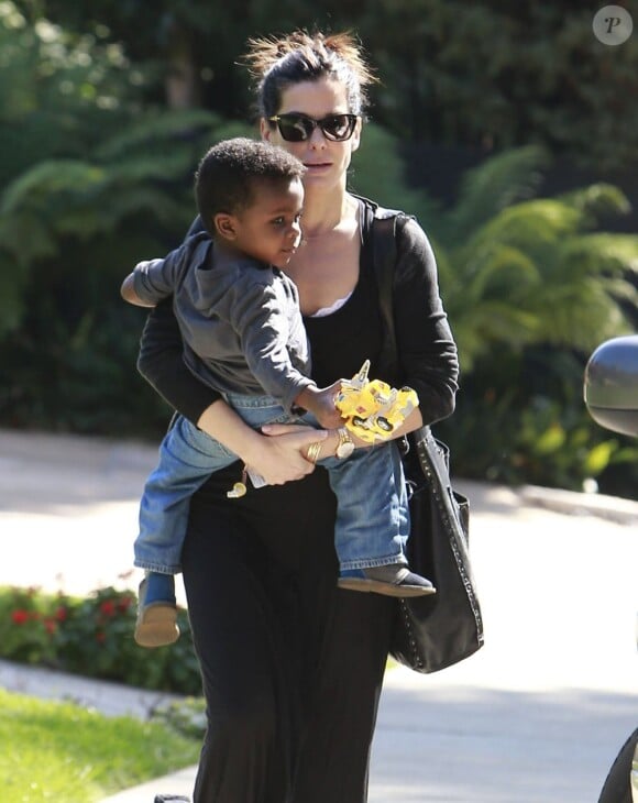 L'actrice Sandra Bullock emmène son fils Louis à une fête d'anniversaire à Beverly Hills, chez Charlize Theron. Elle a croisé Chelsea Handler sur le chemin, le 17 février 2013.