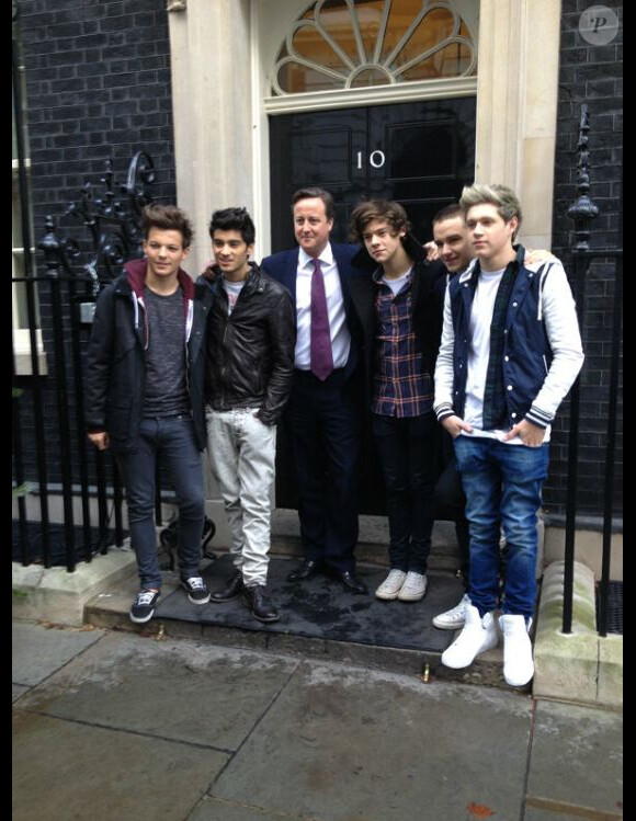 La Premier ministre anglais David Cameron a posté un cliché où il pose aux côtés des One Direction, sur Twitter, le 17 février 2013.