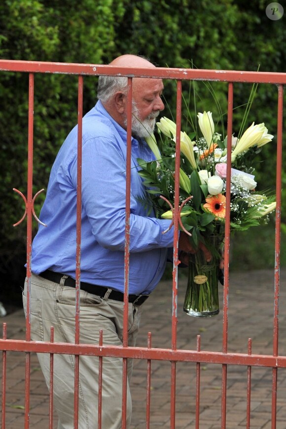 Barry Steenkamp, le père de Reeva Steeenkamp, reçoit des fleurs devant son domicile de Port Elizabeth, le 15 février 2013.