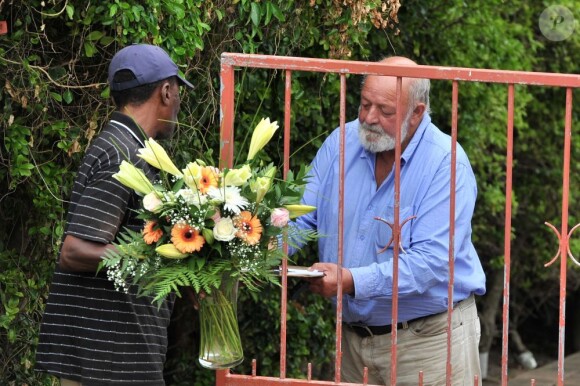 Barry Steenkamp, le père de Reeva Steeenkamp, reçoit des fleurs devant son domicile de Port Elizabeth, le 15 février 2013.