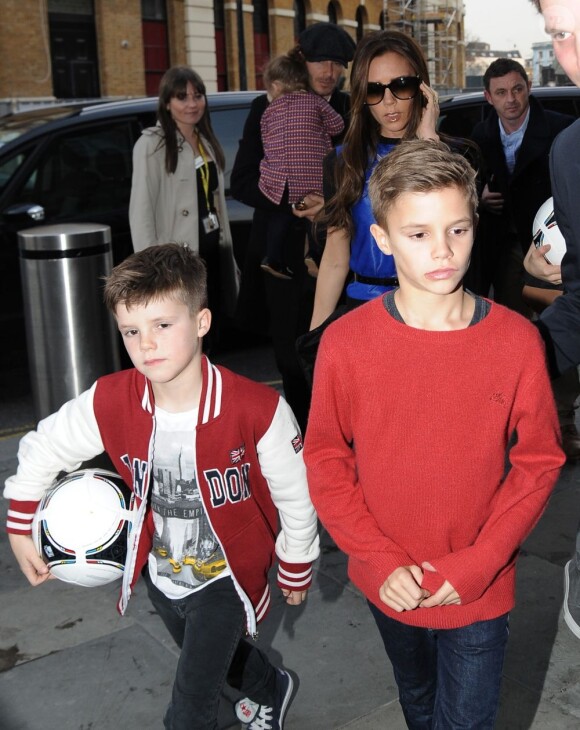 David Beckham, sa femme Victoria et leurs enfants Brooklyn, Romeo, Cruz et Harper arrivent à la gare de Saint Pancras pour rejoindre Paris en Eurostar, le 18 février 2013 à Londres