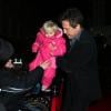 Hugh Grant et la petite Tyler Sercombe, 2 ans, lors de la première de Cloud Atlas au Curzon Mayfair de Londres, le 18 février 2013.