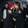 Hugh Grant embrasse Lana Wachowski à la première de Cloud Atlas au Curzon Mayfair de Londres, le 18 février 2013.