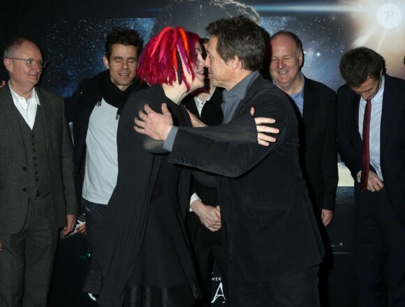 Hugh Grant embrasse Lana Wachowski à la première de Cloud Atlas au Curzon Mayfair de Londres, le 18 février 2013.