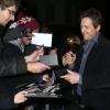 Hugh Grant signe des autographes à la première de Cloud Atlas au Curzon Mayfair de Londres, le 18 février 2013.