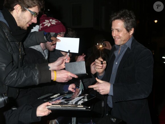 Hugh Grant signe des autographes à la première de Cloud Atlas au Curzon Mayfair de Londres, le 18 février 2013.
