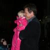 Hugh Grant avec la petite Tyler Sercombe à la première de Cloud Atlas au Curzon Mayfair de Londres, le 18 février 2013.