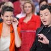 Inséparables et amoureux, Michaël Youn et Isabelle Funaro sur le plateau de l'émission Vivement Dimanche à Paris le 13 février 2013.