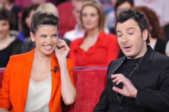 Inséparables et amoureux, Michaël Youn et Isabelle Funaro sur le plateau de l'émission Vivement Dimanche à Paris le 13 février 2013.