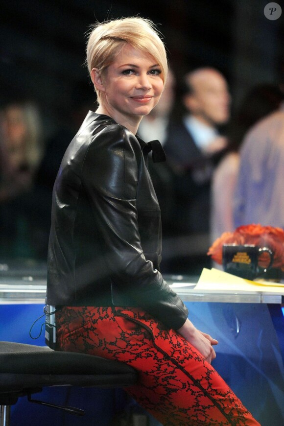Michelle Williams, avec une tenue en rouge et noir signée Louis Vuitton, affiche son nouveau look sur le plateau de tournage de l'émission Good Morning America à New York City le 19 février 2013