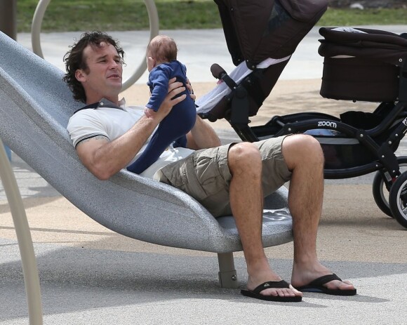 Carlos Moya en tête avec son petit garçon Carlos dans un parc de Miami, le 19 février 2013