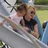 Carolina et sa fille Carla lors d'une sortie en famille dans un parc de Miami, le 19 février 2013