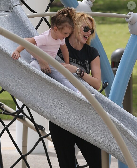 Carolina et sa fille Carla lors d'une sortie en famille dans un parc de Miami, le 19 février 2013