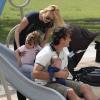 Carlos Moya, son épouse Carolina et leurs enfants Carla et Carlos profitent d'une sortie en famille dans un parc de Miami, le 19 février 2013