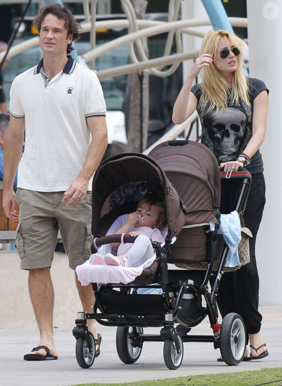 Carlos Moya, son épouse Carolina profitent de la douceur de Miami pour s'offrir une sortie en famille avec leurs enfants dans un parc de Miami, le 19 février 2013