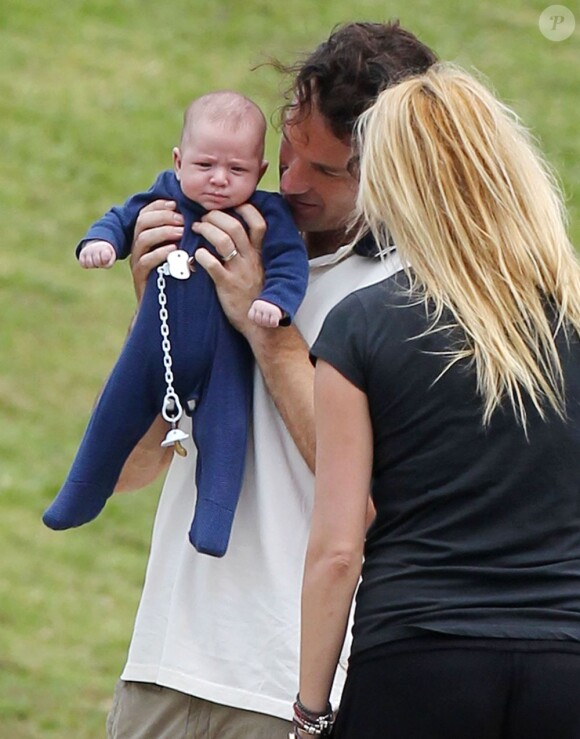 Carlos Moya, son épouse Carolina et petit garçon Carlos profitent d'une sortie en famille dans un parc de Miami, le 19 février 2013