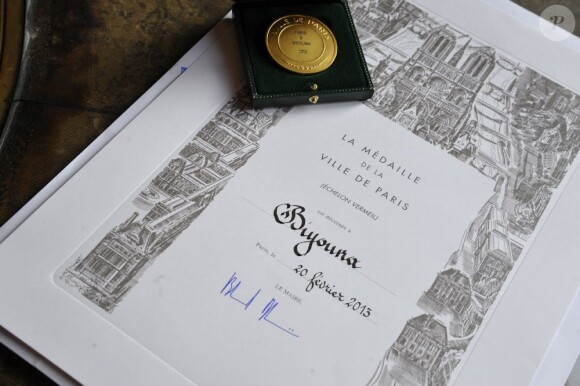 La médaille de Vermeil de la Ville de Paris de Biyouna. Le 20 février 2013 à Paris