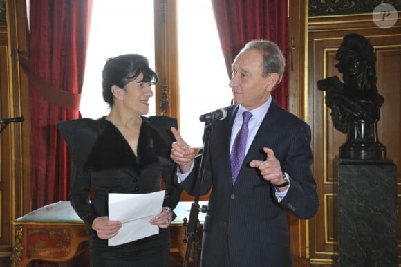 Bertrand Delanoë remet la medaille de Vermeil de la Ville de Paris à Biyouna dans les salons de l'Hôtel de Ville de Paris. Le 20 février 2013.