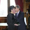 Bertrand Delanoë remet la medaille de Vermeil de la Ville de Paris à Biyouna dans les salons de l'Hôtel de Ville de Paris. Le 20 février 2013.