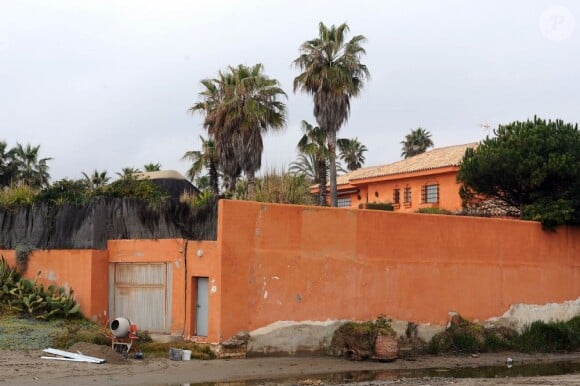 Melanie Griffith et Antonio Banderas ont vu une partie du mur d'enceinte de leur magnifique maison de Marbella être détruite pour laisser place à une passerelle en bois ouverte au public, le 19 février 2013