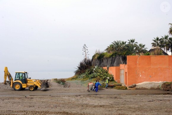 Melanie Griffith et Antonio Banderas ont vu une partie du mur d'enceinte de leur magnifique maison de Marbella située en bord de mer être détruite pour laisser place à une passerelle en bois ouverte au public, le 19 février 2013