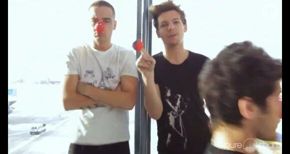 Les chanteurs de One Direction s'éclatent dans le clip de One way or another au profit de l'association Comic Relief. Le clip a été mis en ligne le 21 février 2013.