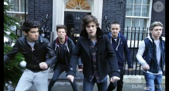 Les chanteurs de One Direction s'éclatent dans le clip de One way or another au profit de l'association Comic Relief. Le clip a été mis en ligne le 21 février 2013.