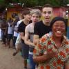 Les chanteurs de One Direction s'éclatent dans le clip de One way or another au profit de l'association Comic Relief. Le clip a été mis en ligne le 21 février 2013.