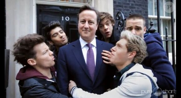 Les chanteurs de One Direction s'éclatent dans le clip de One way or another au profit de l'association Comic Relief avec David Cameron. Le clip a été mis en ligne le 21 février 2013.