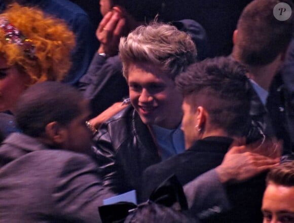 Exclusif - Le groupe One Direction (Harry Styles, Niall Horan, Louis Tomlinson, Zayn Malik, Liam Payne) à table accompagnés de James Corden lors de la cérémonie des BRIT Awards à Londres, le 20 février 2013.