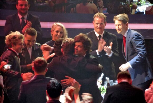 Exclusif - Le groupe One Direction (Harry Styles, Niall Horan, Louis Tomlinson, Zayn Malik, Liam Payne) à table accompagnés de James Corden lors de la cérémonie des BRIT Awards à Londres, le 20 février 2013.