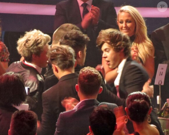Exclusif - Le groupe One Direction (Harry Styles, Niall Horan, Louis Tomlinson, Zayn Malik, Liam Payne) à table accompagnés de James Corden lors de la cérémonie des BRIT Awards à Londres, le 20 février 2013.