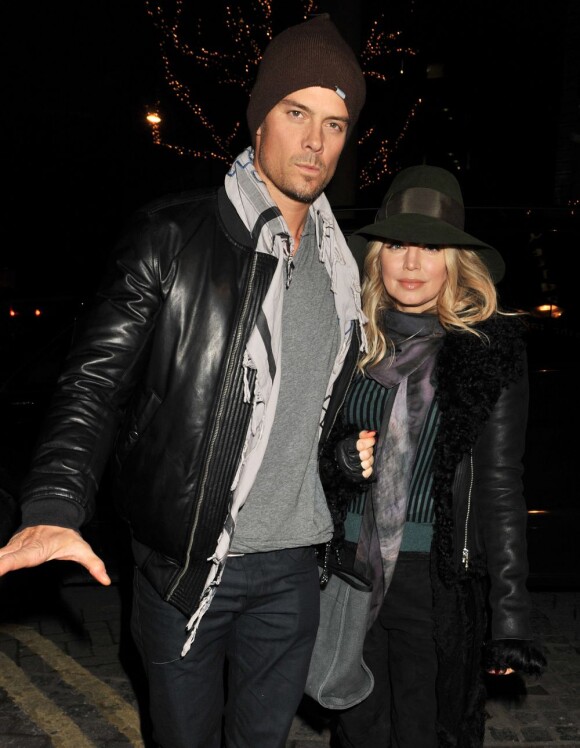 Le comédien Josh Duhamel et sa femme Fergie, enceinte, se rendent au théâtre à Londres pour aller voir la comédie musicale "Matilda", le 20 février 2013.
