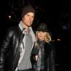 Josh Duhamel et la chanteuse Fergie, enceinte, se rendent au théâtre à Londres pour aller voir la comédie musicale "Matilda", le 20 février 2013.