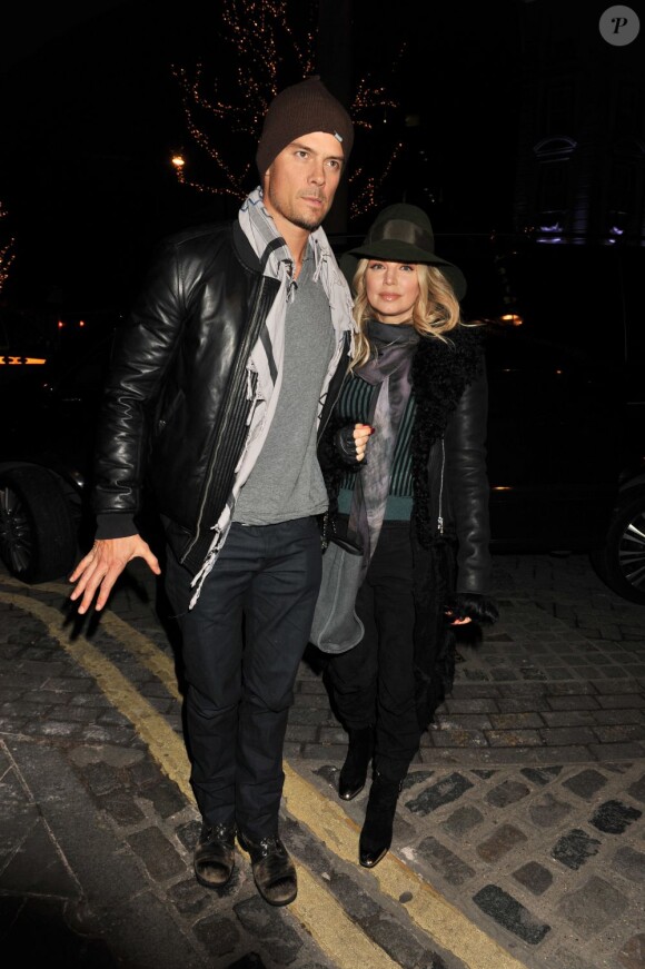 Josh Duhamel et la chanteuse Fergie, enceinte, se rendent au théâtre à Londres pour aller voir la comédie musicale "Matilda", le 20 février 2013.