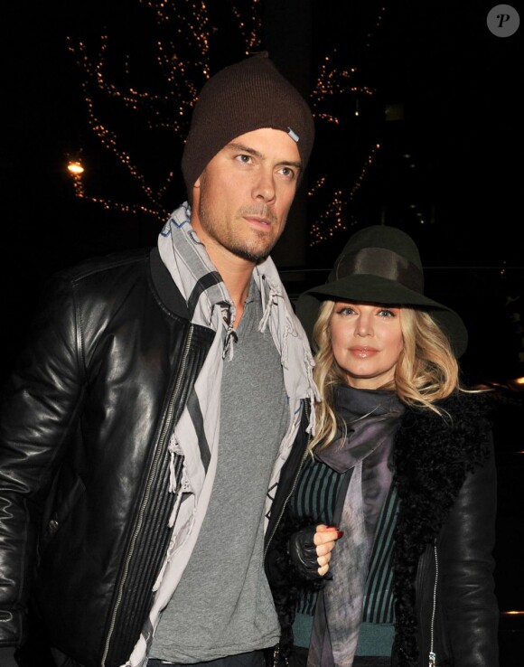 Les amoureux Josh Duhamel et sa femme Fergie, enceinte, se rendent au théâtre à Londres pour aller voir la comédie musicale "Matilda", le 20 février 2013.